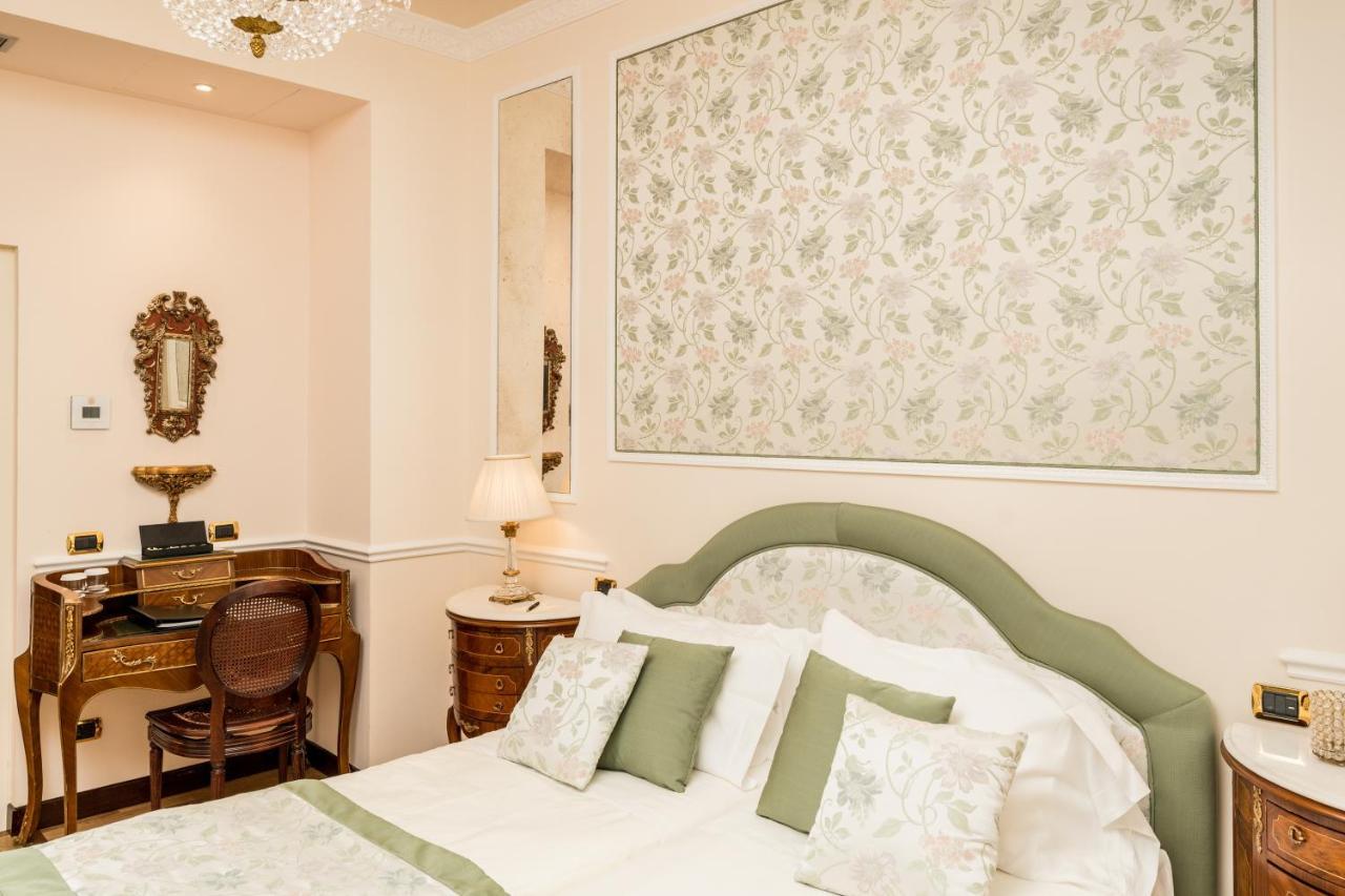 Hotel Bernini Palace Florencie Exteriér fotografie A bedroom at the hotel