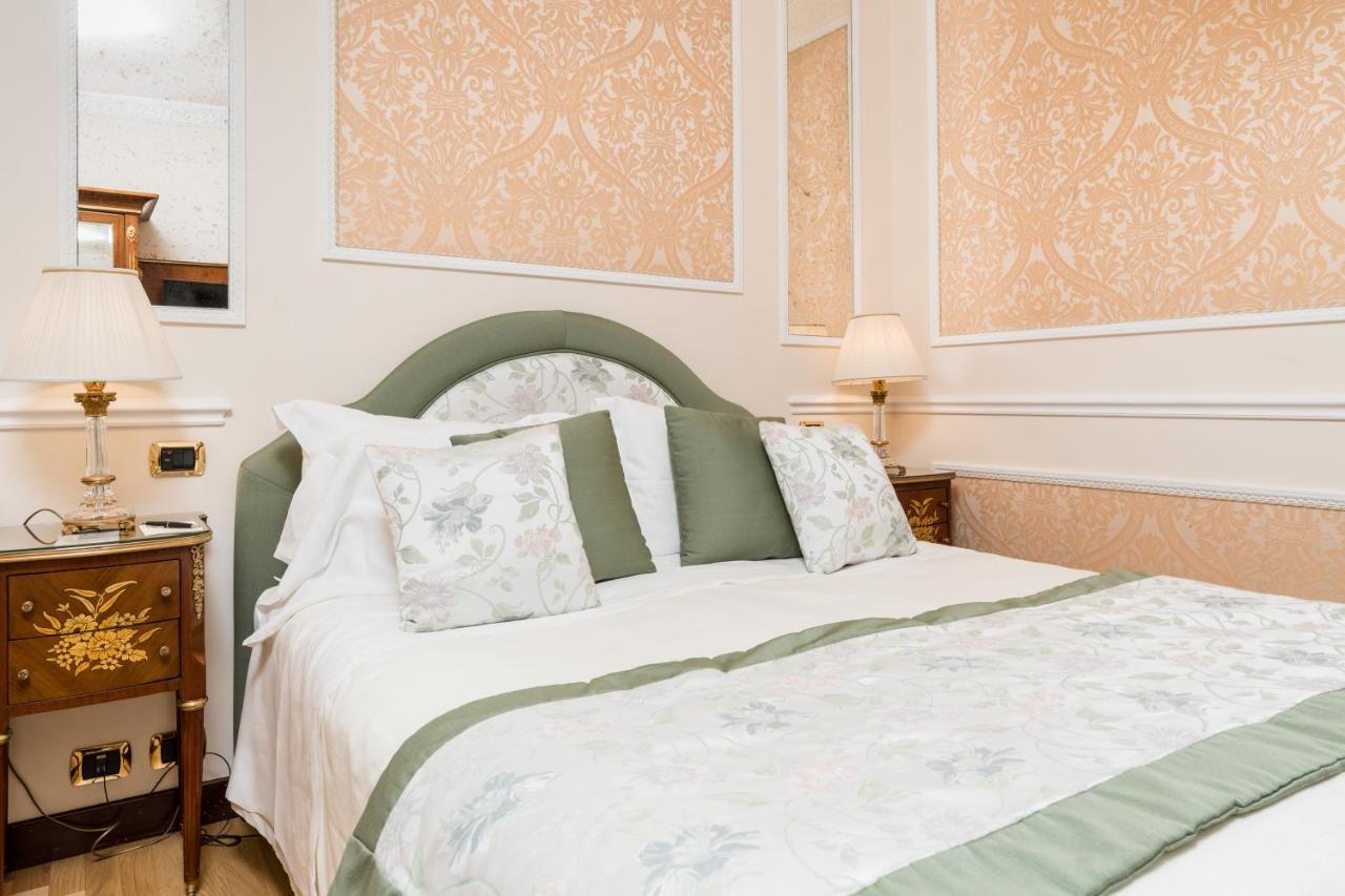 Hotel Bernini Palace Florencie Exteriér fotografie A bedroom at the hotel