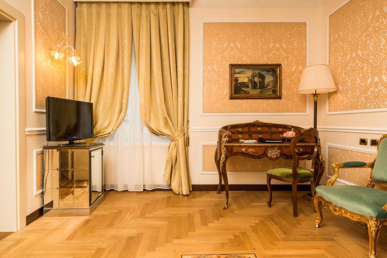 Hotel Bernini Palace Florencie Exteriér fotografie A room at the hotel