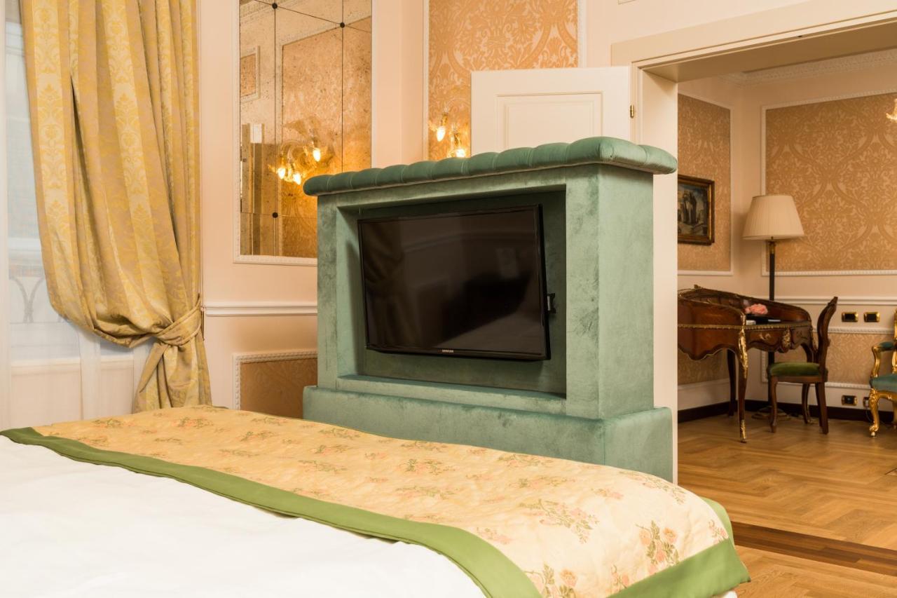Hotel Bernini Palace Florencie Exteriér fotografie A television set in a hotel room