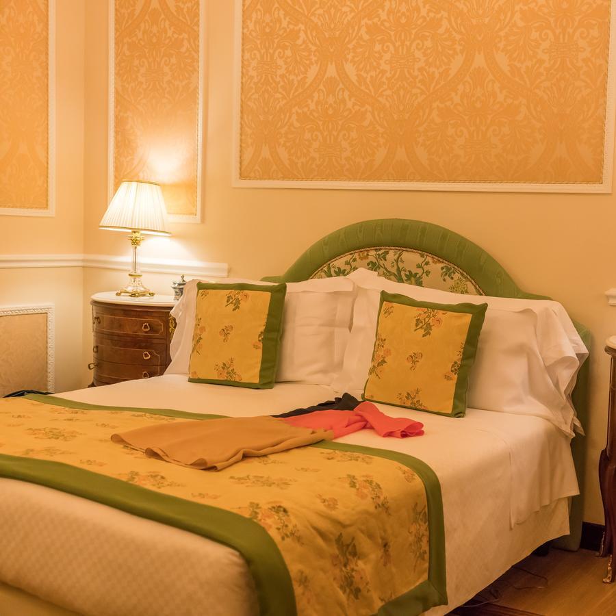 Hotel Bernini Palace Florencie Exteriér fotografie A bedroom at the hotel