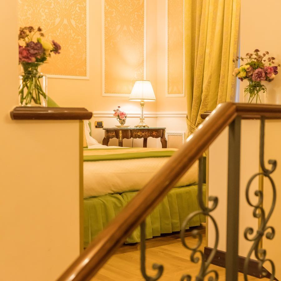 Hotel Bernini Palace Florencie Exteriér fotografie A room at the hotel