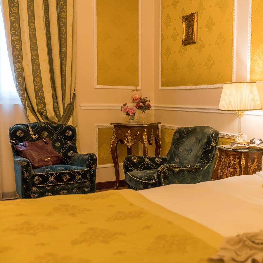 Hotel Bernini Palace Florencie Exteriér fotografie A room at the hotel