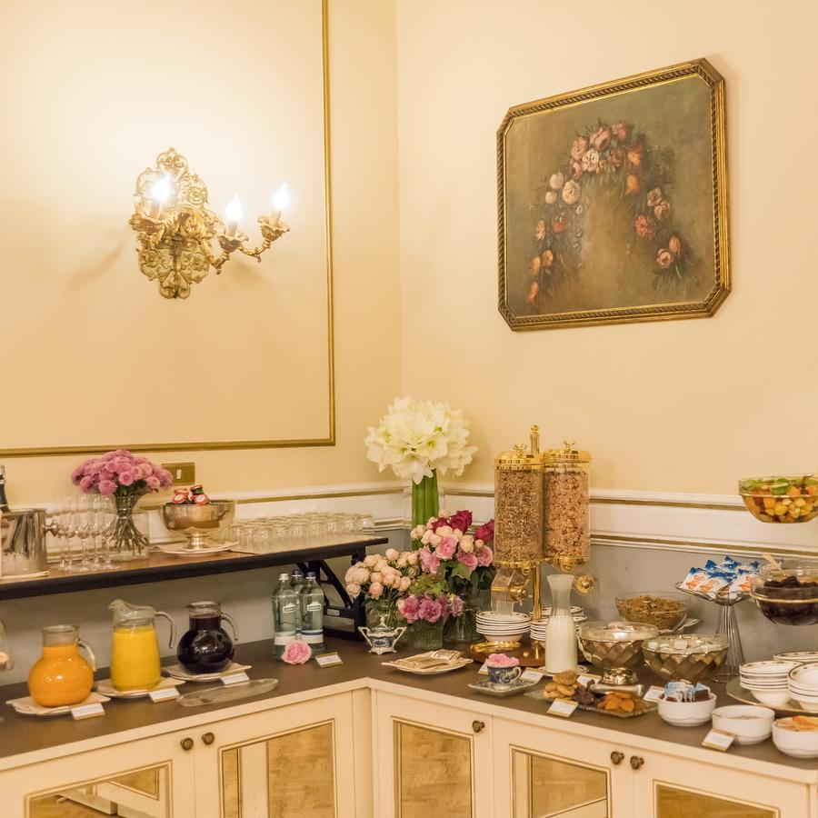 Hotel Bernini Palace Florencie Exteriér fotografie A typical afternoon tea at the Ritz