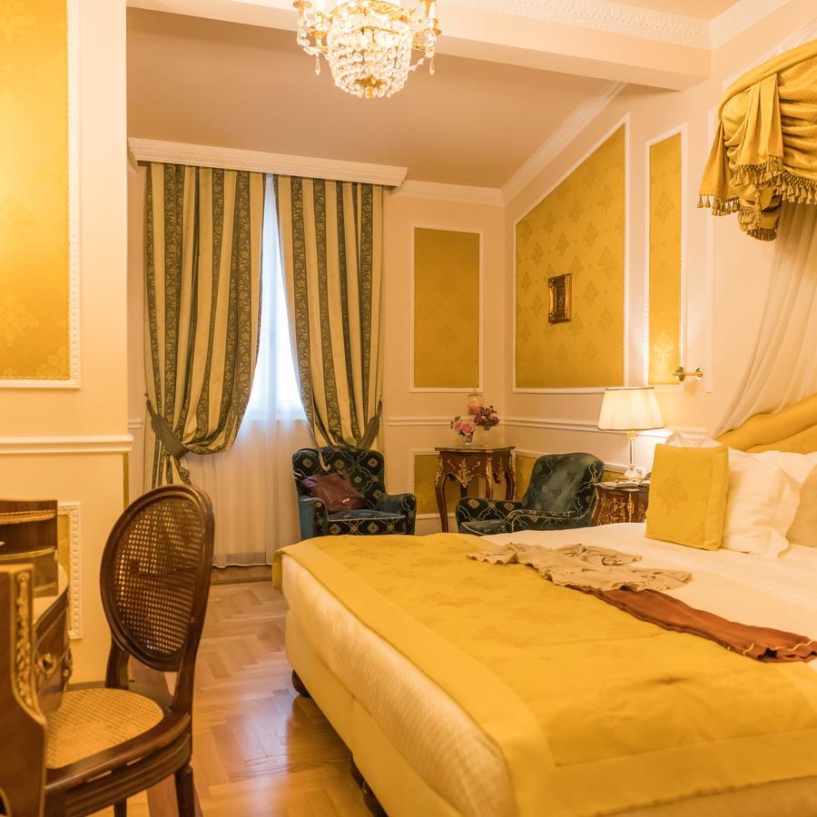 Hotel Bernini Palace Florencie Exteriér fotografie A room at the hotel