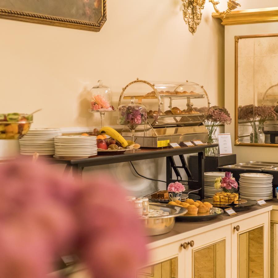 Hotel Bernini Palace Florencie Exteriér fotografie A buffet at a hotel