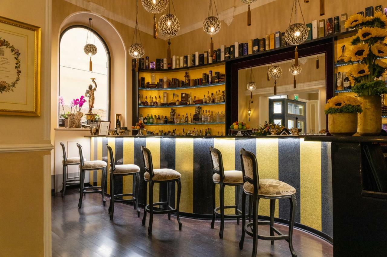 Hotel Bernini Palace Florencie Exteriér fotografie The bar at the hotel